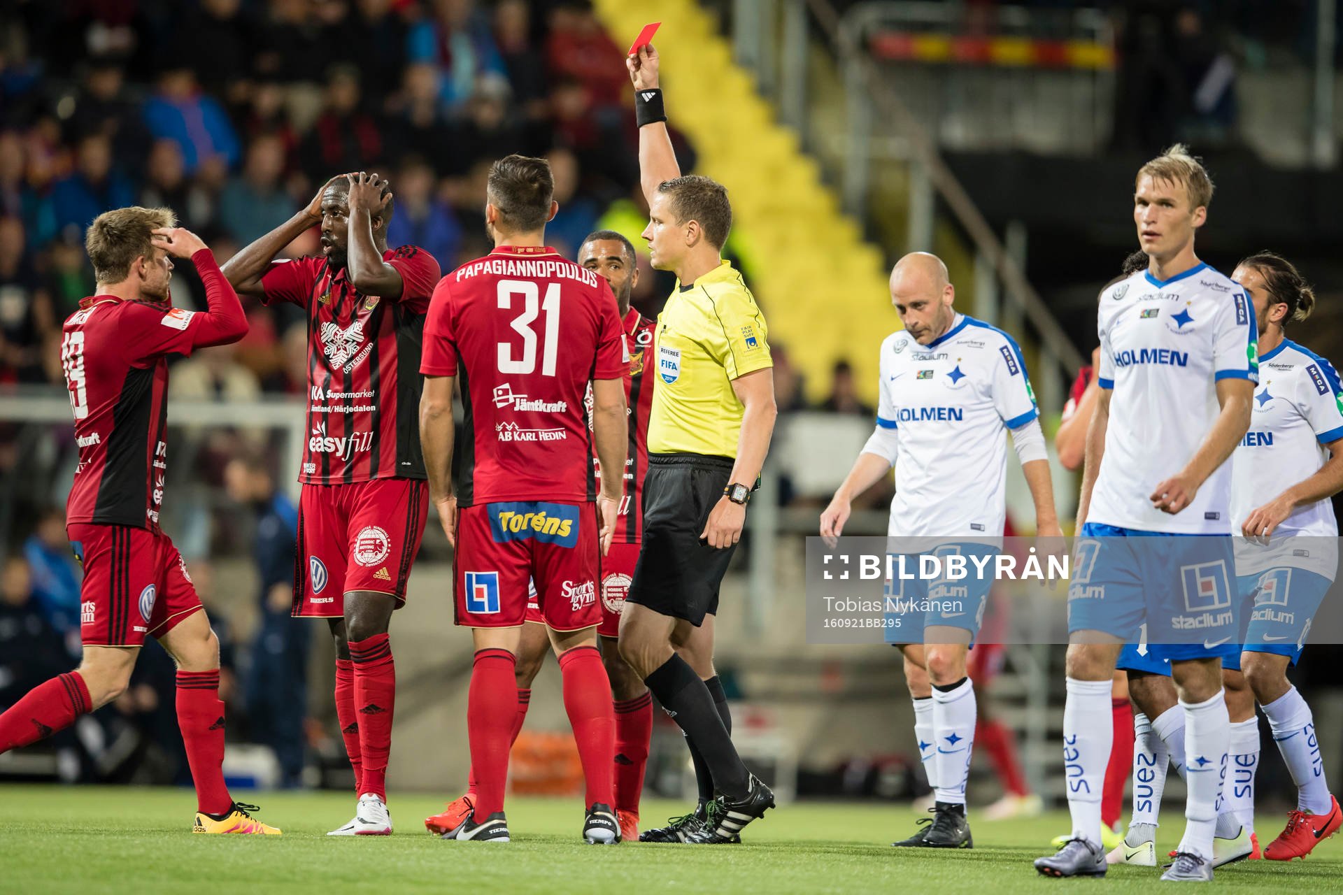 Östersunds Ronald Mukiibi får rött kort