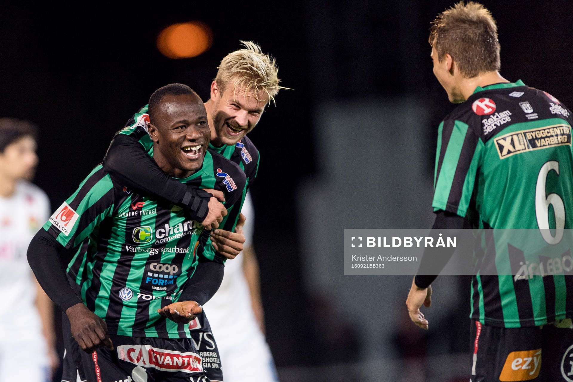 Varbergs Nsima Peter med Mats Andre Kaland på ryggen jublar