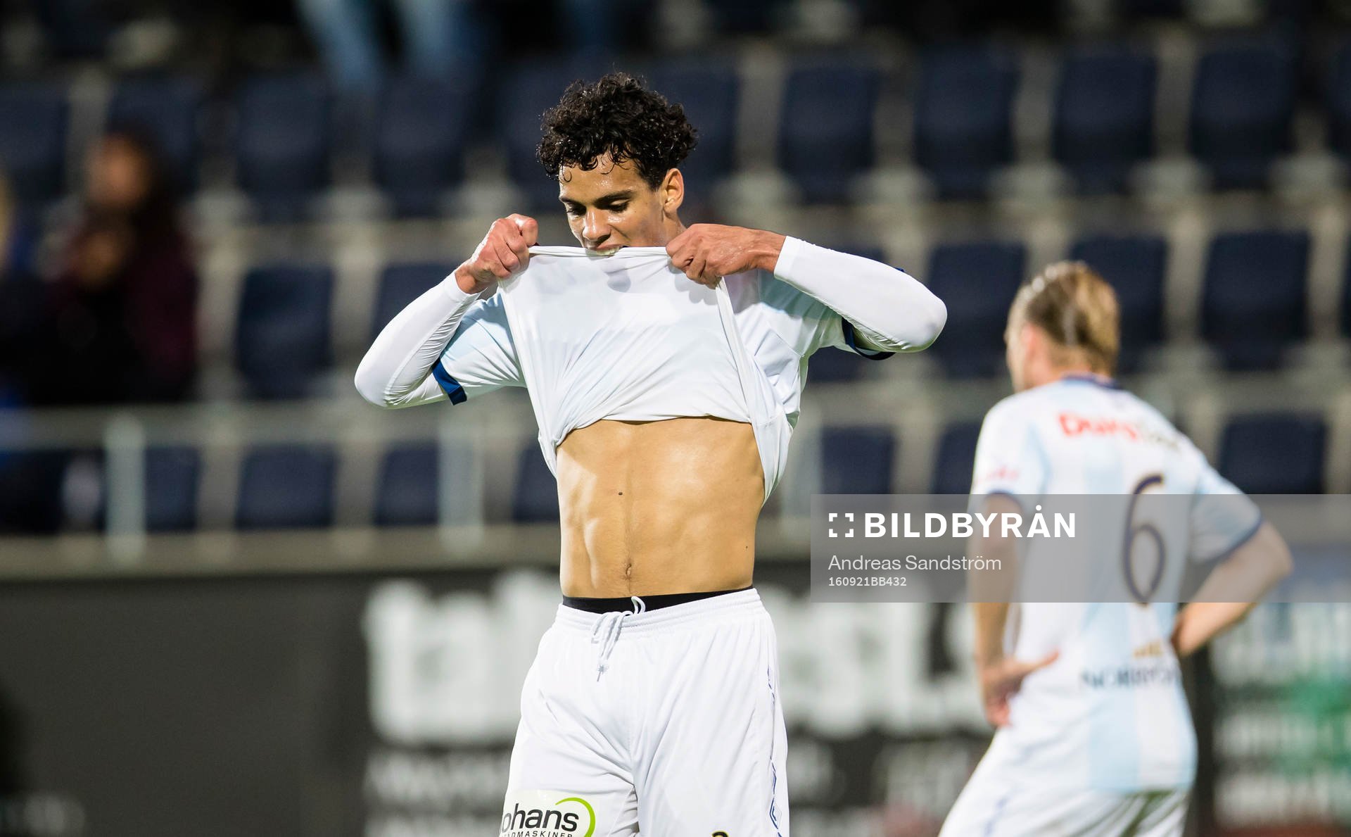 Gefles Joshua Nadeau reagerar på ett gult kort