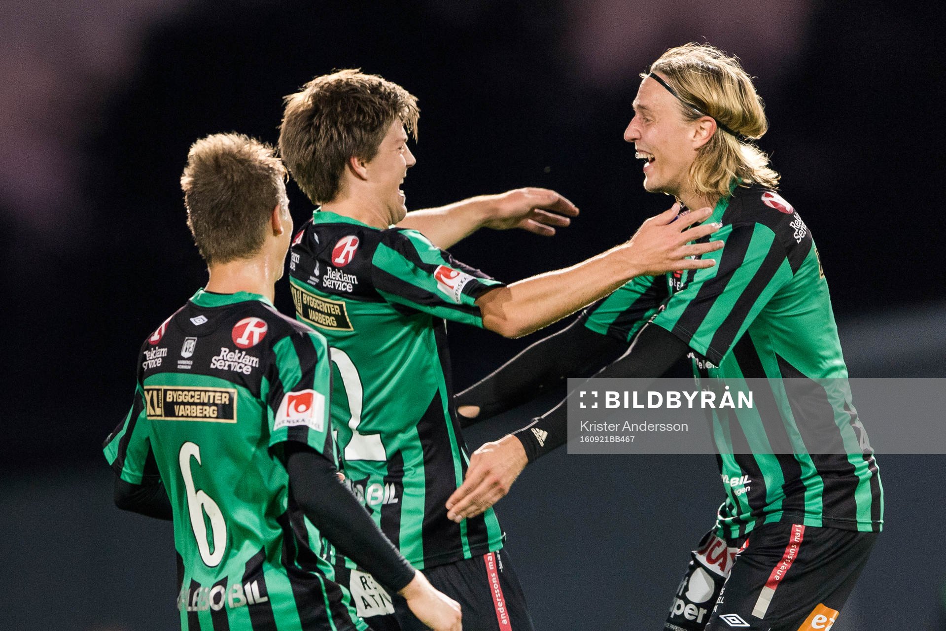 Varbergs Joel Palmquist  i mitten har gjort 1-0 och jublar
