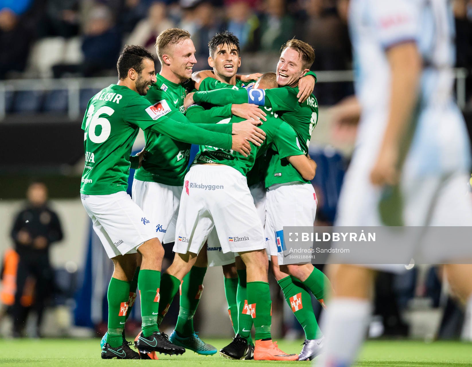 Jönköpings Pär Eriksson (m) gör 0-1 och gratuleras av lagkamrater under fotbollsmatchen i Allsvenskan mellan Gefle och Jönköping den 21 September 2016 i Gefle. 