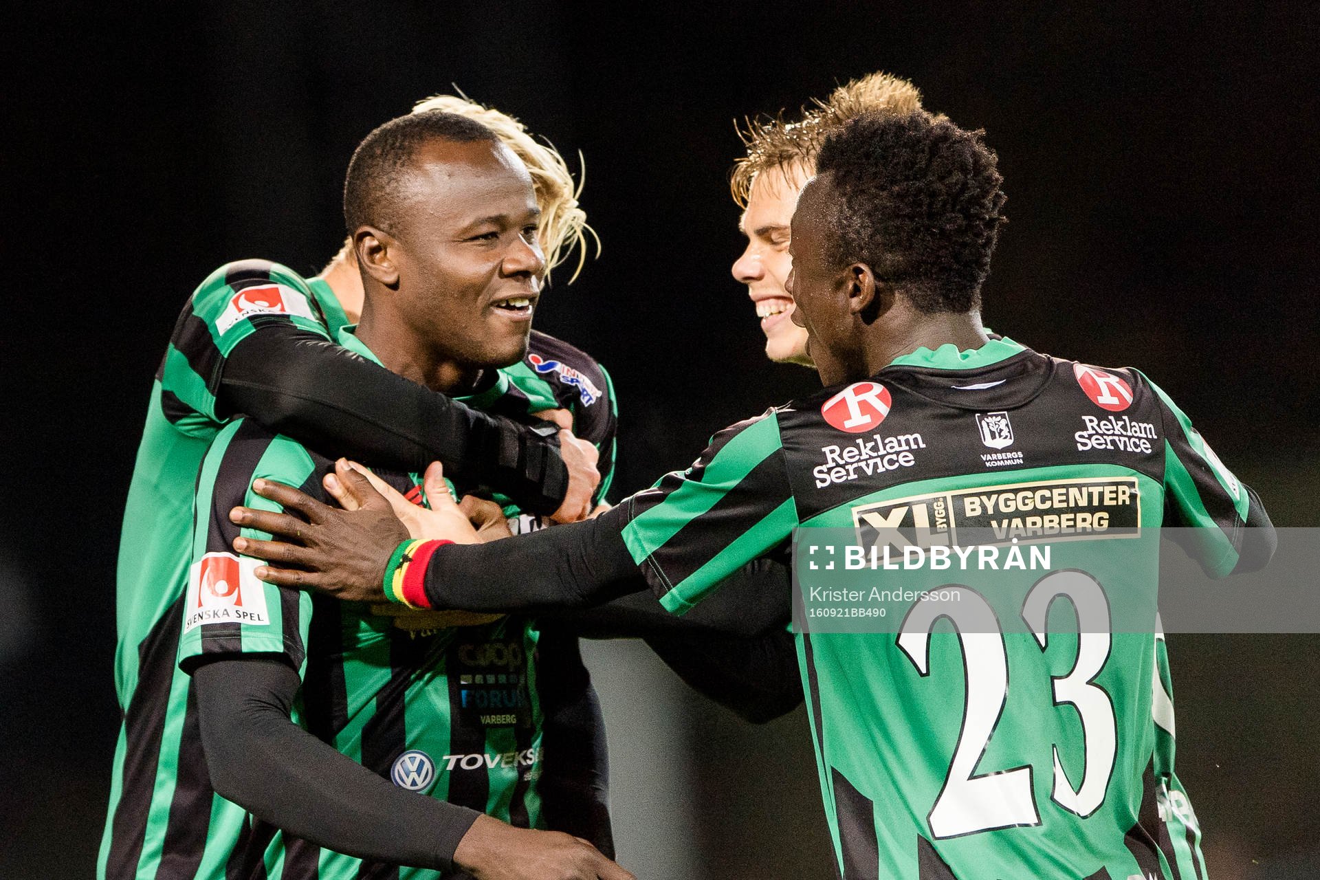 Varbergs Nsima Peter (v) har gjort 2-0 och laget jublar under fotbollsmatchen i Superettan mellan Varberg och Dalkurd den 21 september 2016 i Varberg.