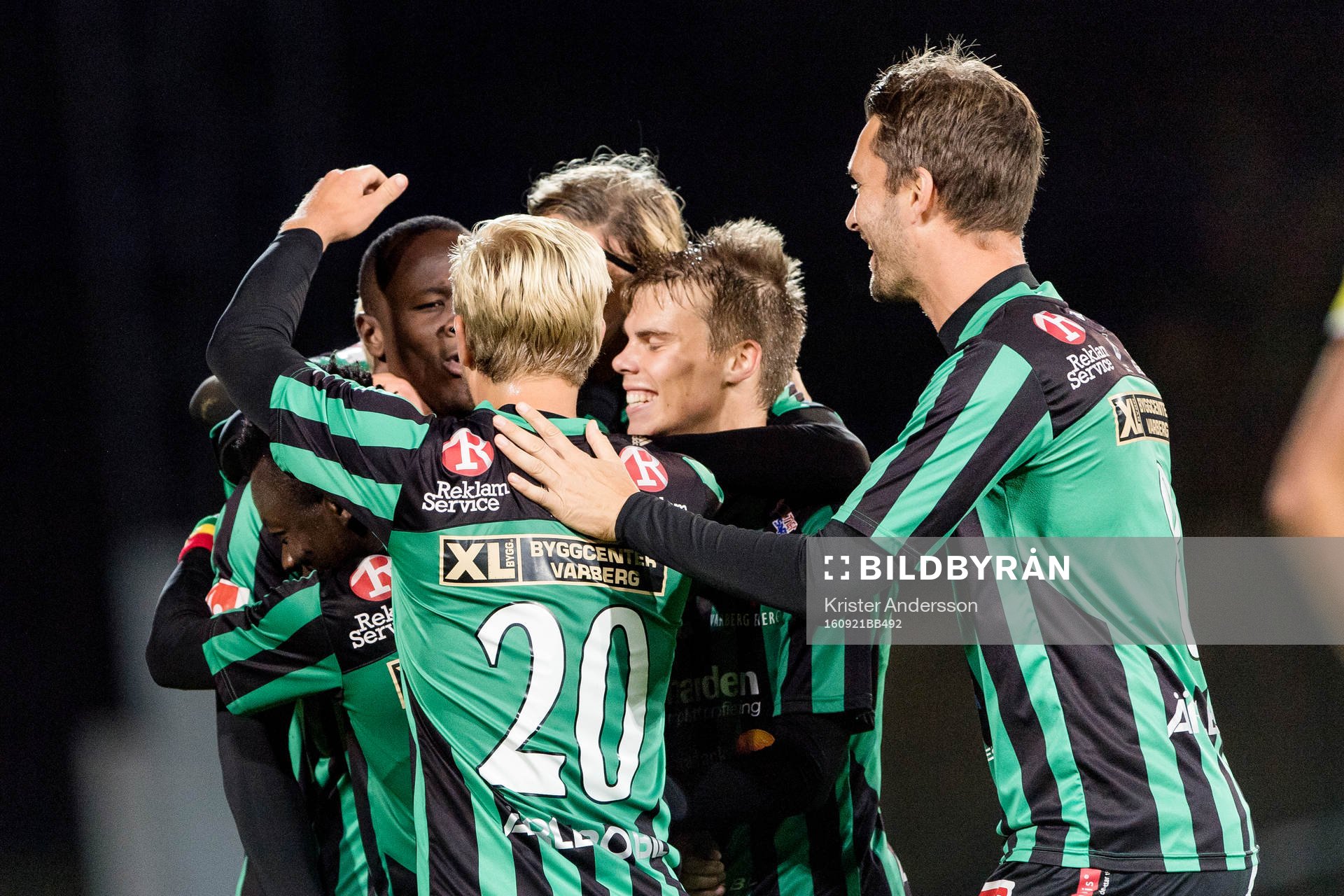 Varbergs Nsima Peter (v) har gjort 2-0 och laget jublar