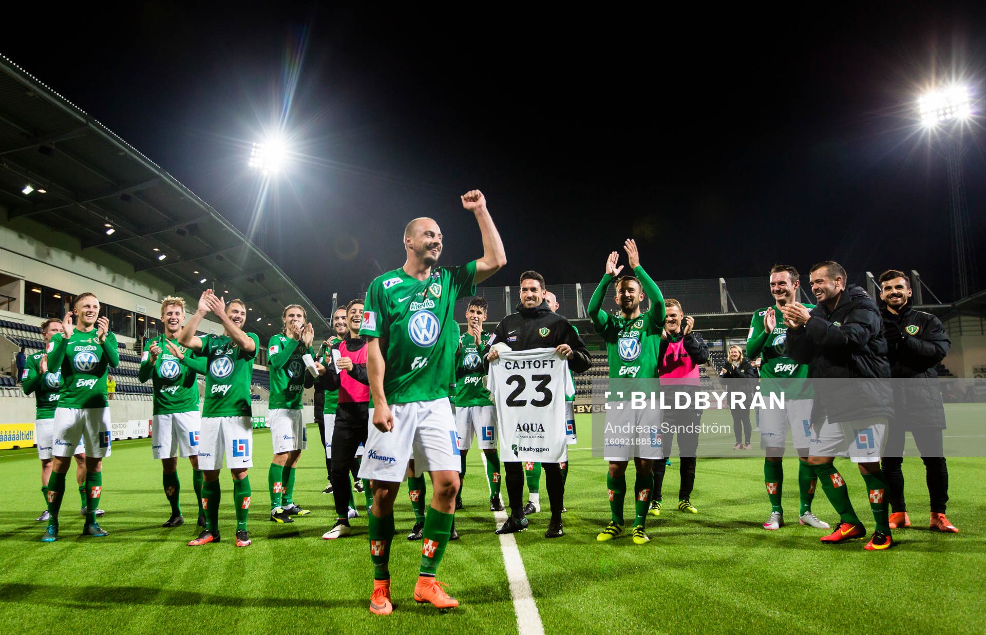 Jönköpings Pär Eriksson leder en dans framför de