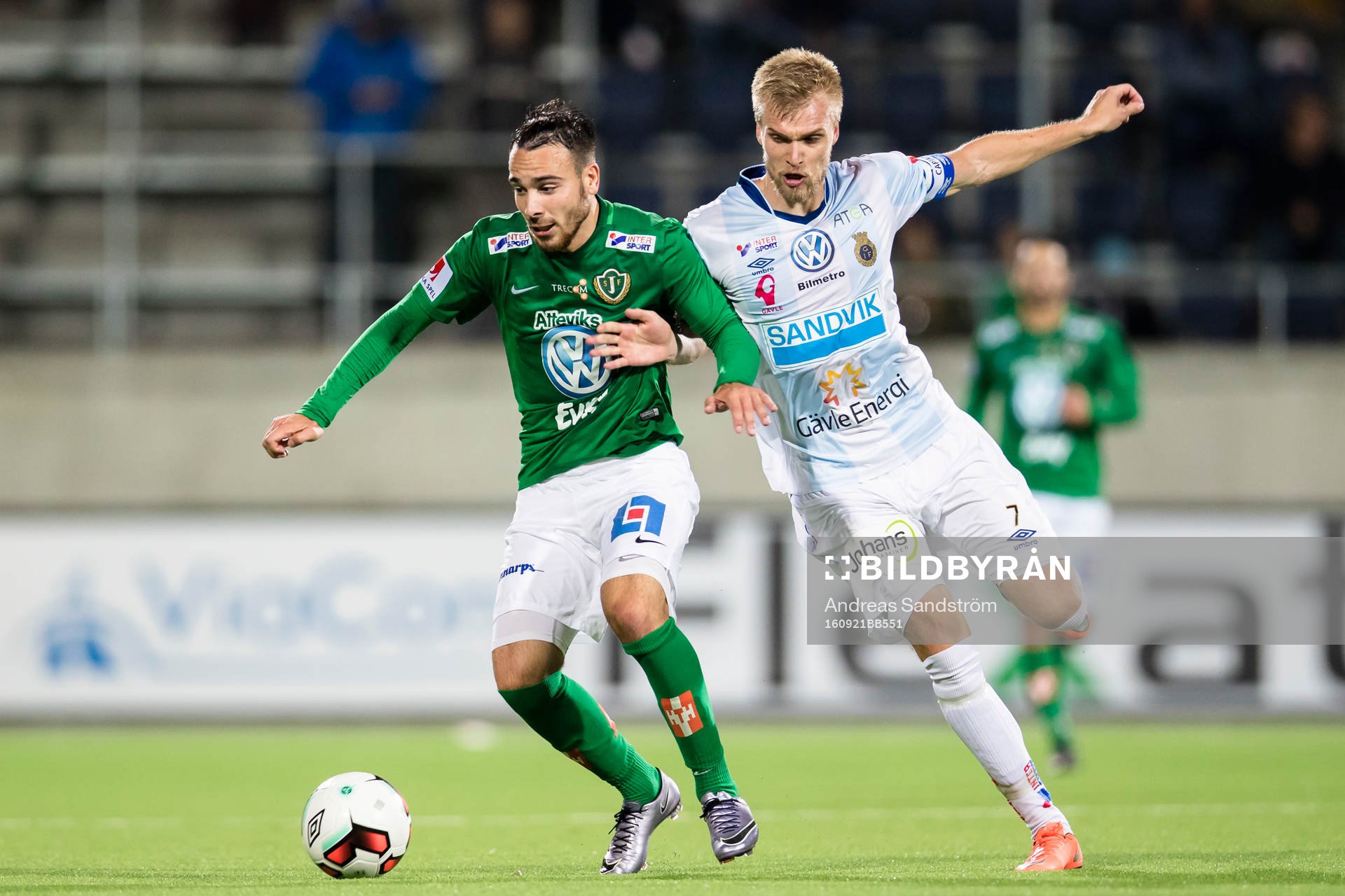 Jönköpings Dzenis Kozica i kamp om bollen med Gefles Robin Nilsson under fotbollsmatchen i Allsvenskan mellan Gefle och Jönköping den 21 September 2016 i Gefle.