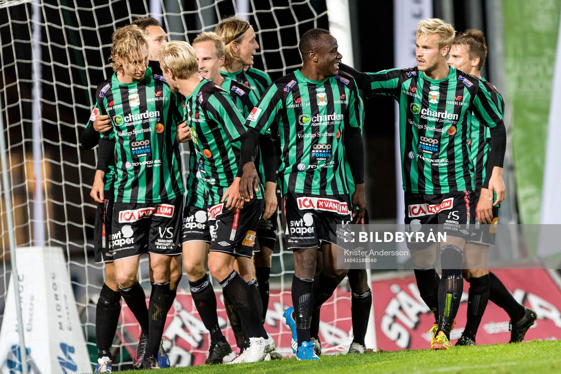 Varbergs spelare jublar efter att Nsima Peter gjort 3-2 under fotbollsmatchen i Superettan mellan Varberg och Dalkurd den 21 september 2016 i Varberg.
