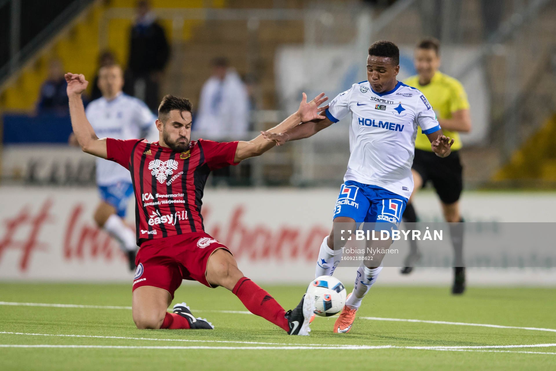 Östersunds Sotirios Papagiannopoulos mot Norrköpings Niclas Eliasson under fotbollsmatchen i Allsvenskan mellan Östersund och Norrköping den 21 september 2016 i Östersund.