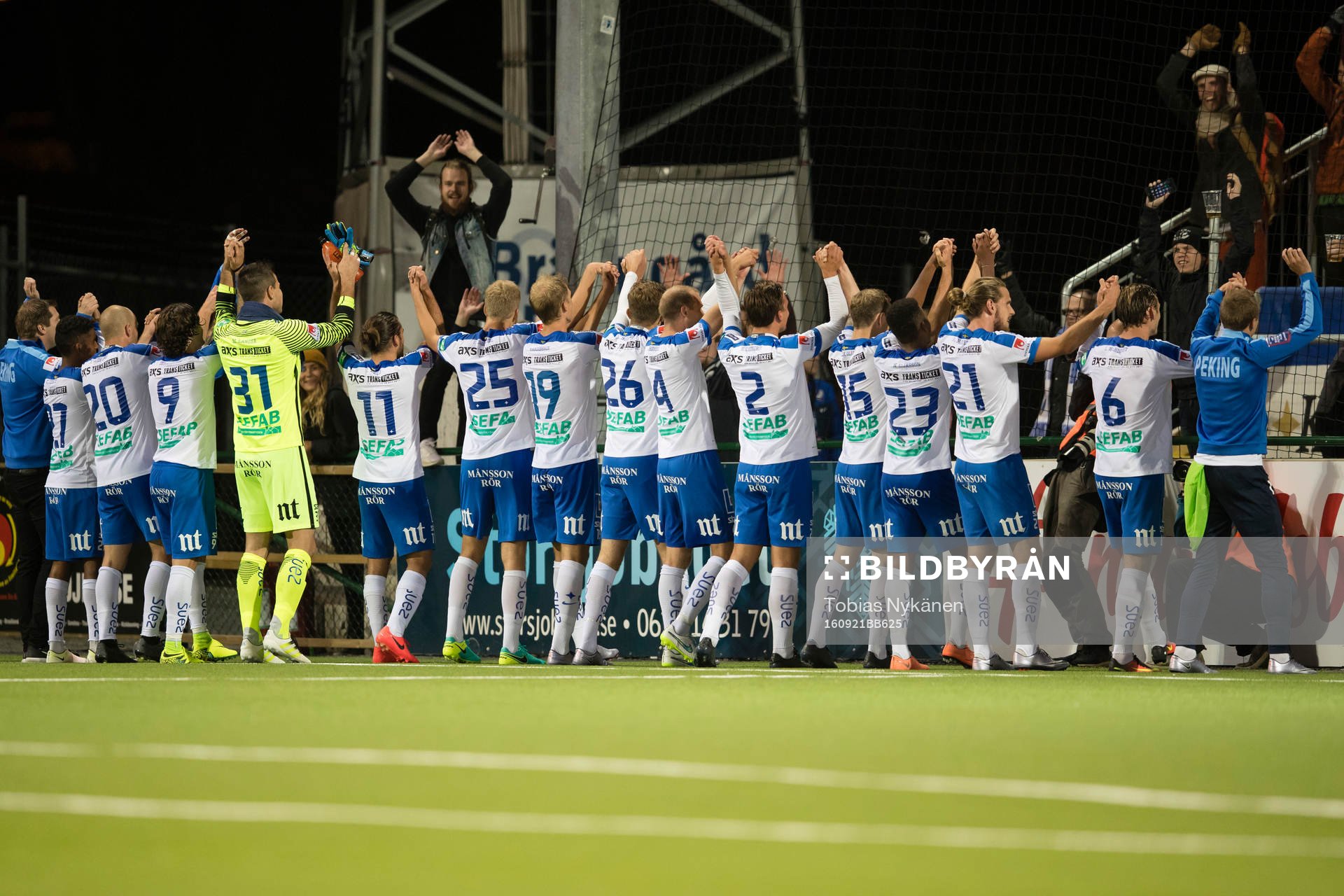 Norrköpings jublar tillsammans med fansen efter vinsten under fotbollsmatchen i Allsvenskan mellan Östersund och Norrköping den 21 september 2016 i Östersund.