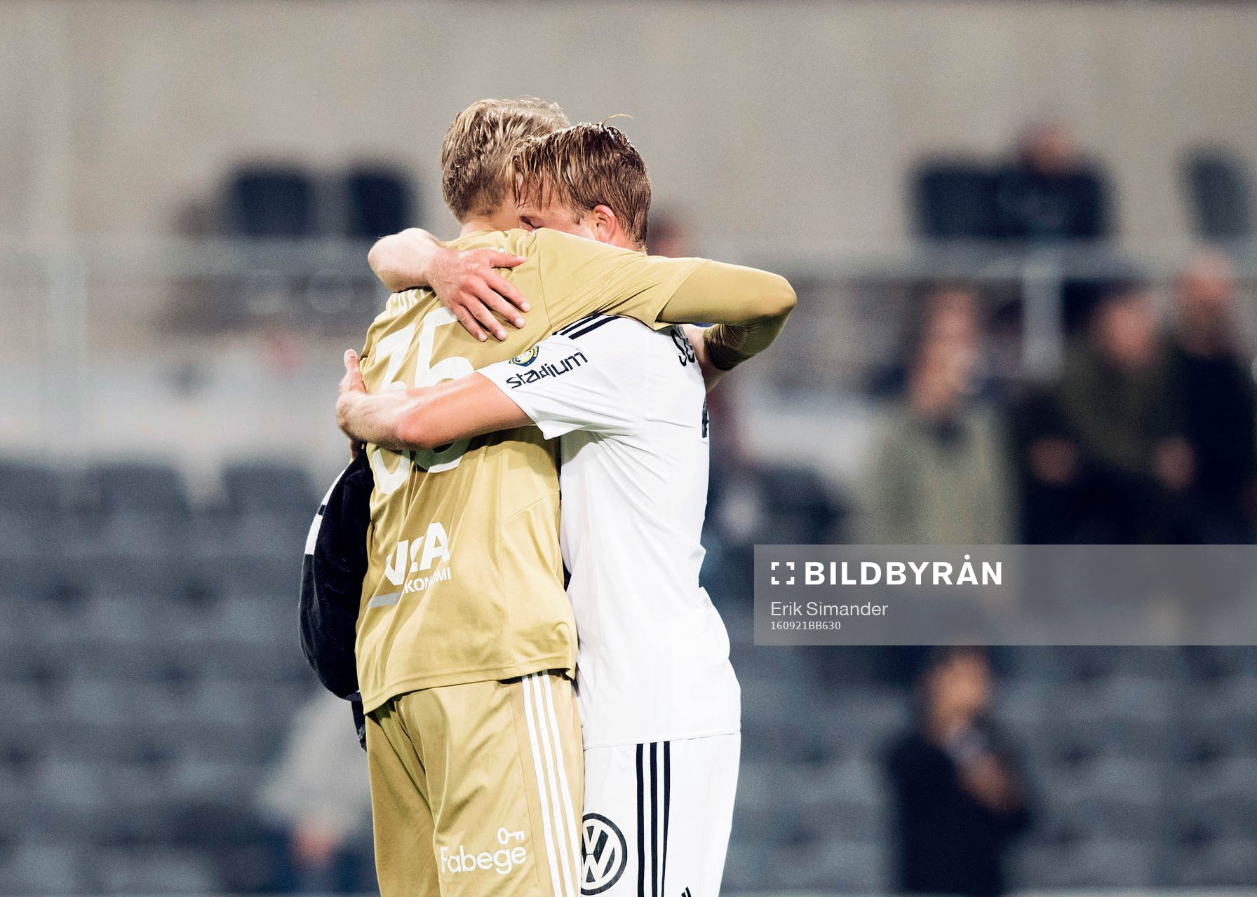 AIK:s målvakt Patrik Carlgren och Daniel Sundgren kramar om varandra efter fotbollsmatchen i Allsvenskan mellan Djurgården och AIK den 21 september 2016 i Stockholm.