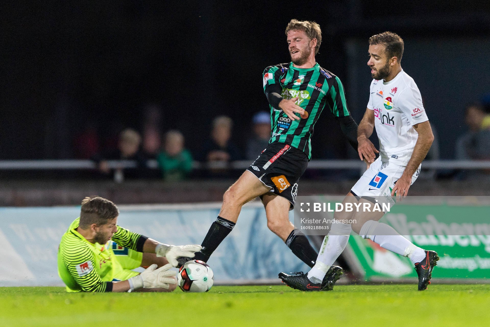 Dalkurds målvakt Frank Pettersson räddar framför
