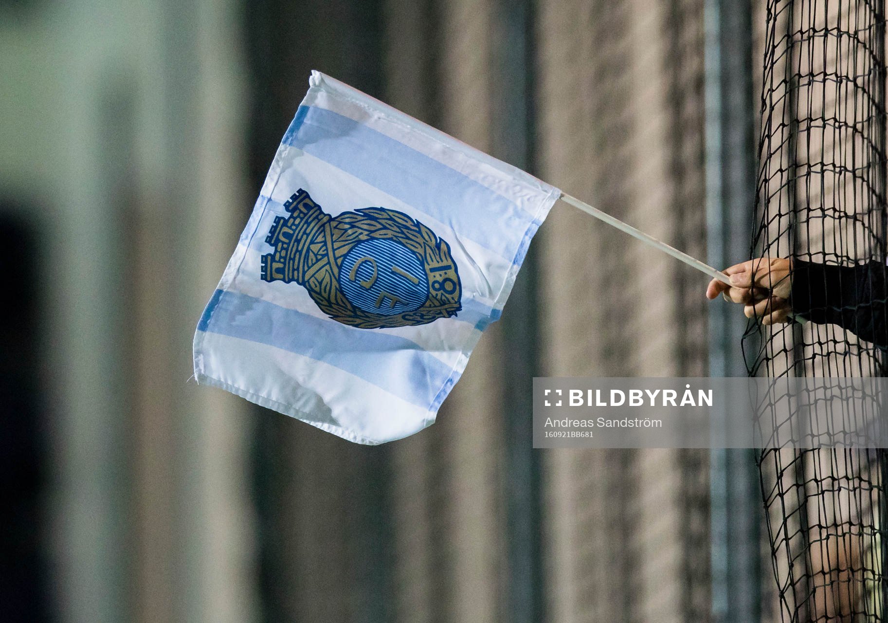 en ung Geflesupporter med en flagga
