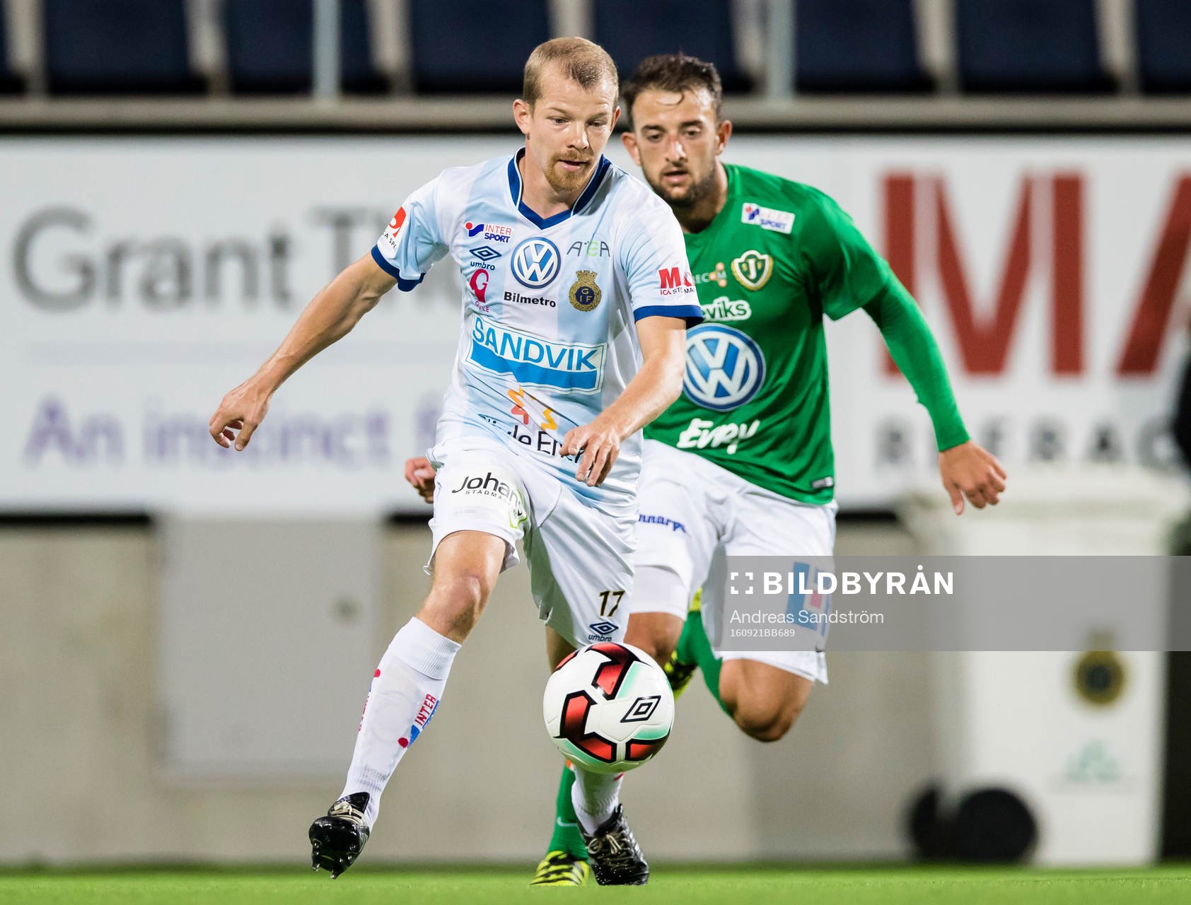 Gefles Jonas Lantto jagas av Jönköpings Robert Gojani