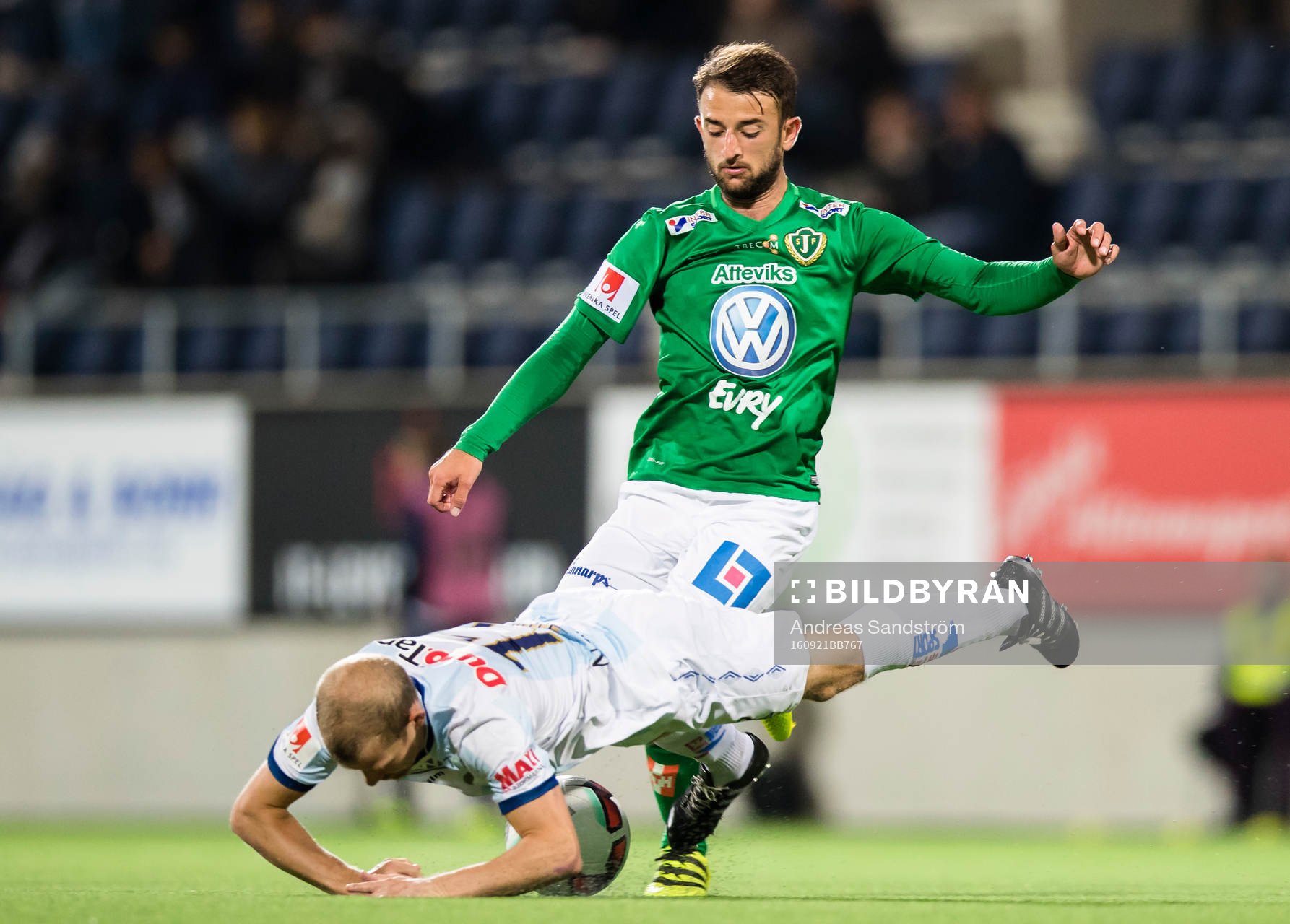 Jönköpings Robert Gojani i kamp om bollen med Gefles Jonas Lantto under fotbollsmatchen i Allsvenskan mellan Gefle och Jönköping den 21 September 2016 i Gefle.