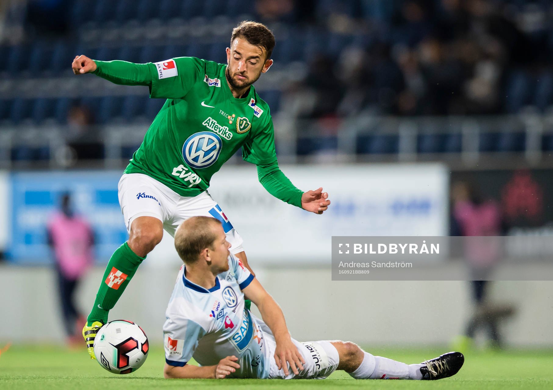 Jönköpings Robert Gojani i kamp om bollen med Gefles