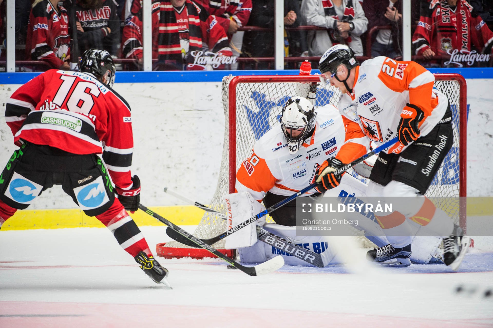 Malmö Redhawks Magnus Häggström mot Karlskronas målvakt