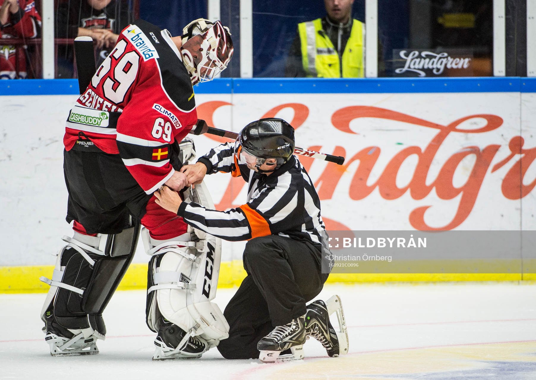 Domaren Patrik Sjöberg försöker hjälpa Malmö Redhawks