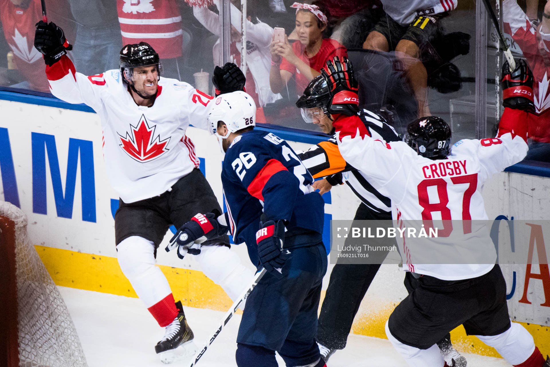 Kanadas John Tavares jublar med Sidney Crosby