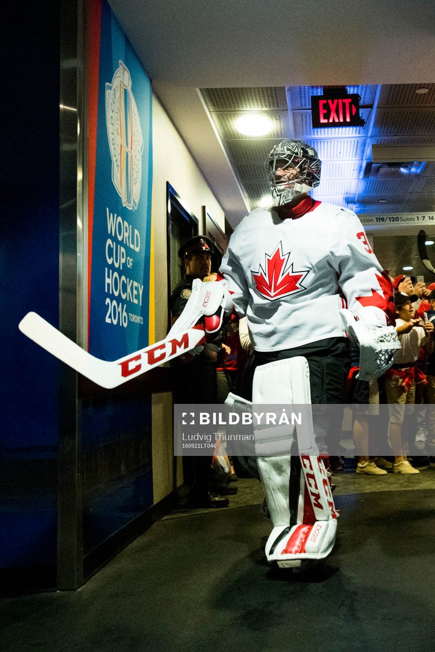 Kanadas målvakt Carey Price påväg ut till
