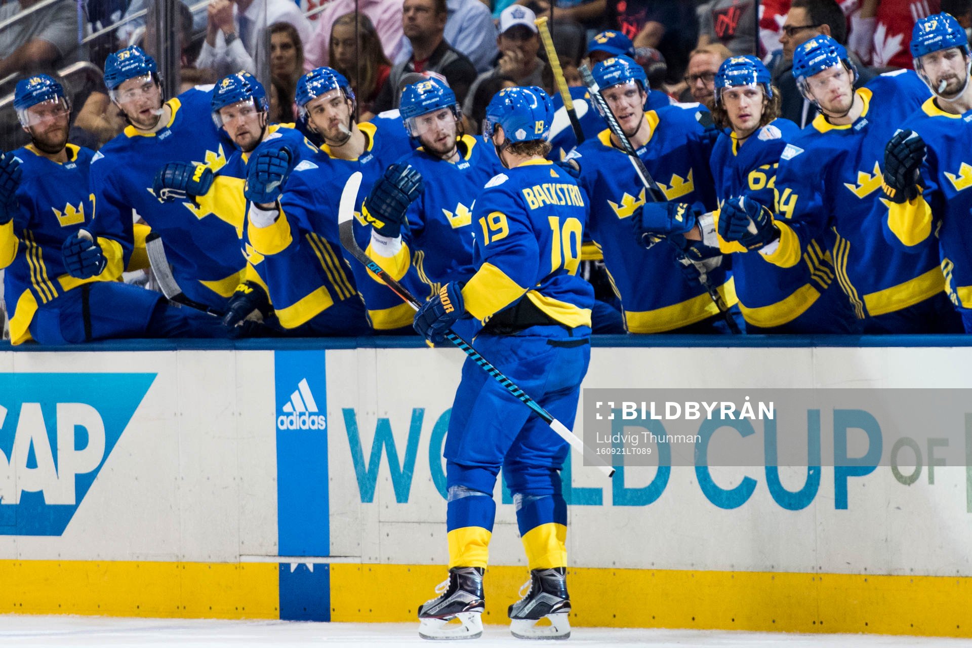 Sveriges Nicklas Bäckström jublar med bänken