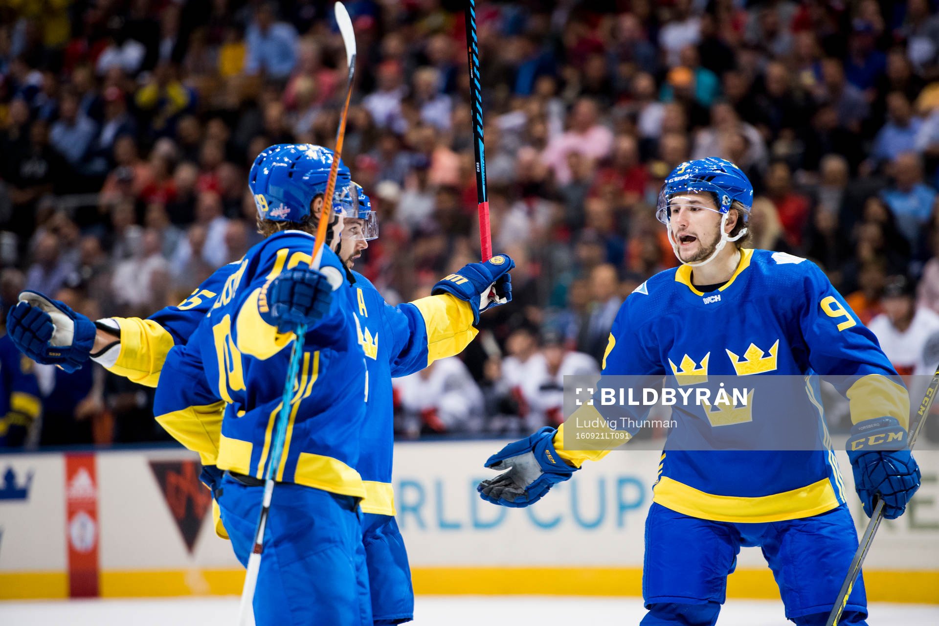 Sveriges Erik Karlsson och Filip Forsberg jublar med