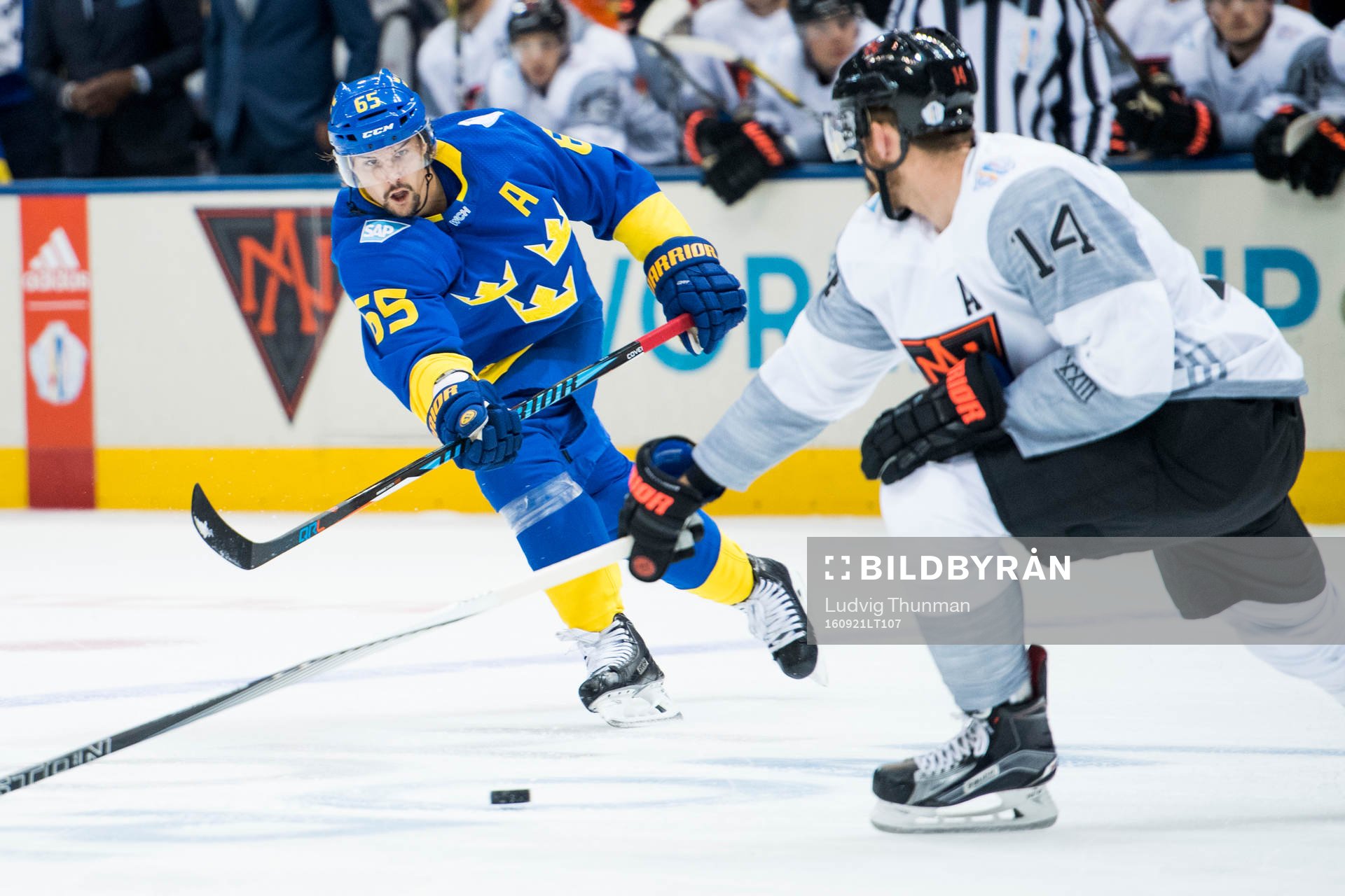 Sveriges Erik Karlsson skjuter