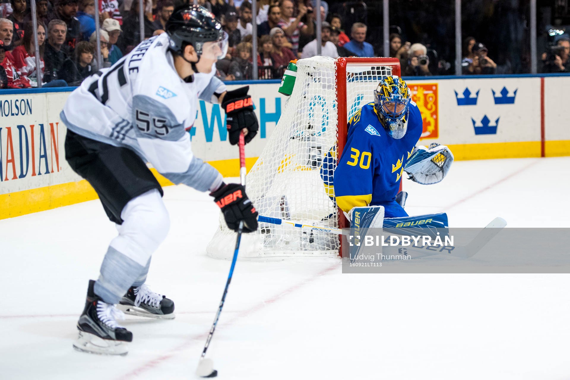 Nordamerikas Mark Scheifele och Sveriges målvakt Henrik