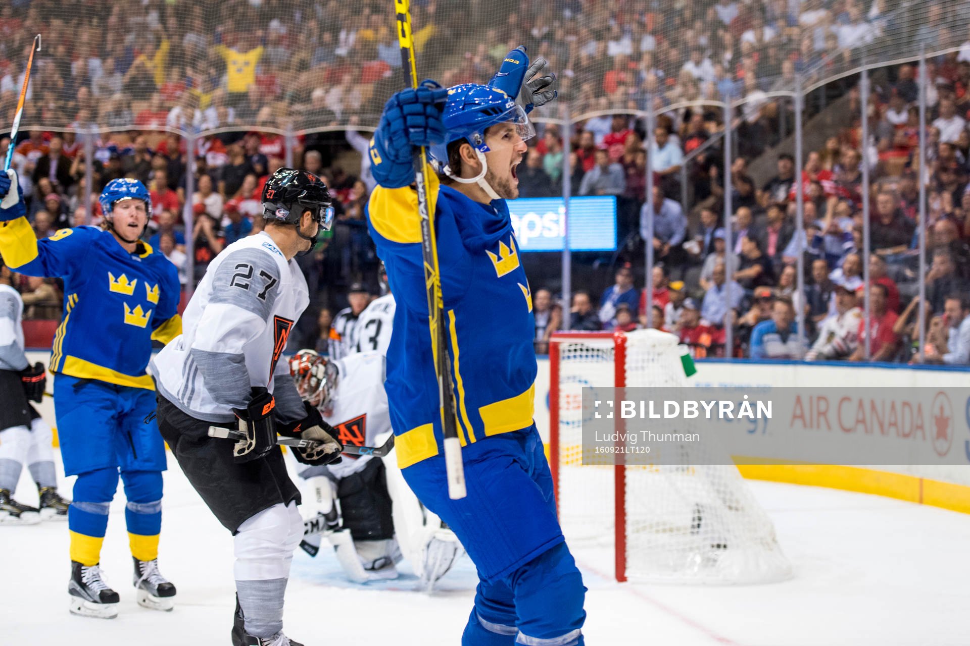 Sveriges Filip Forsberg jublar mot publiken