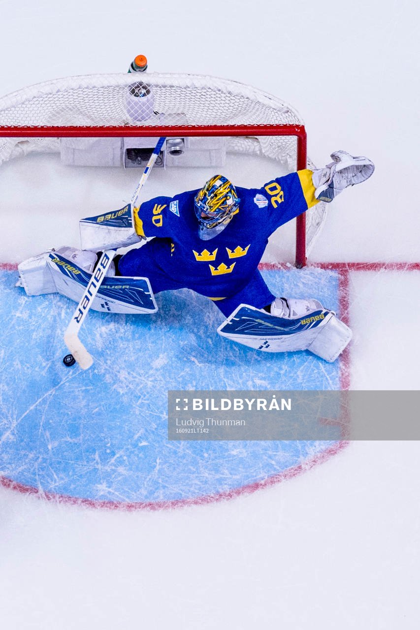 Sveriges målvakt Henrik Lundqvist räddar ett skott
