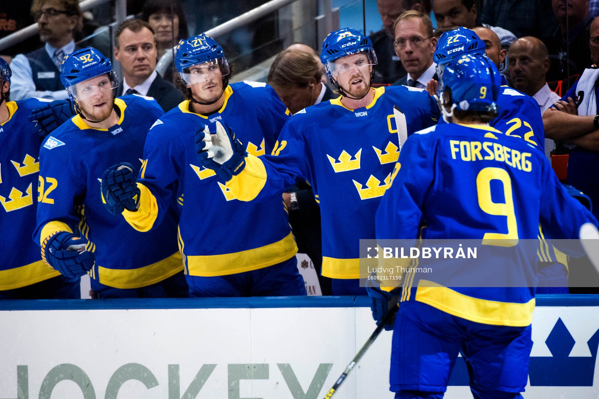 Sveriges Filip Forsberg jublar med bänken