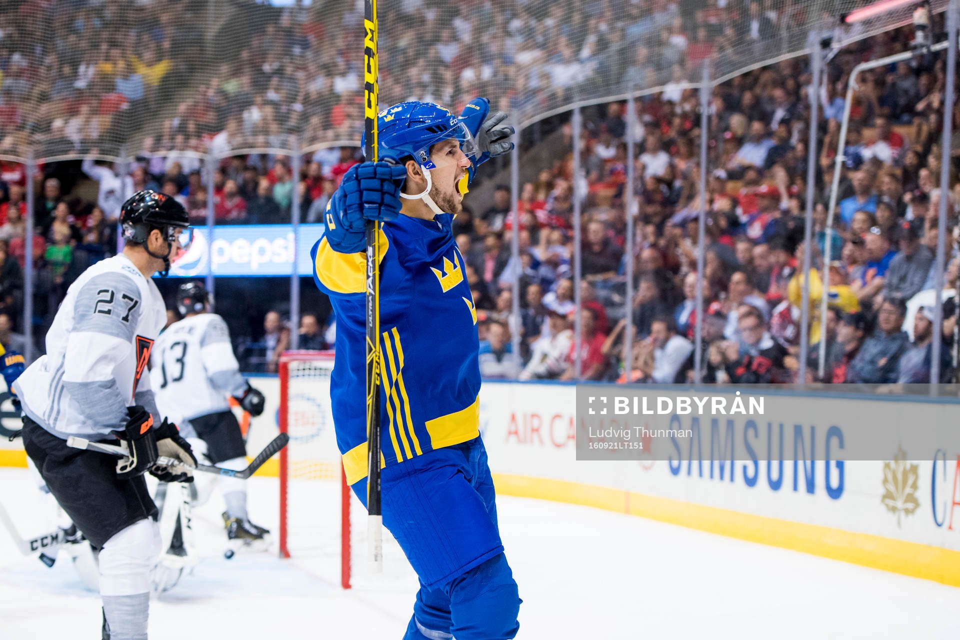 Sveriges Filip Forsberg jublar mot publiken