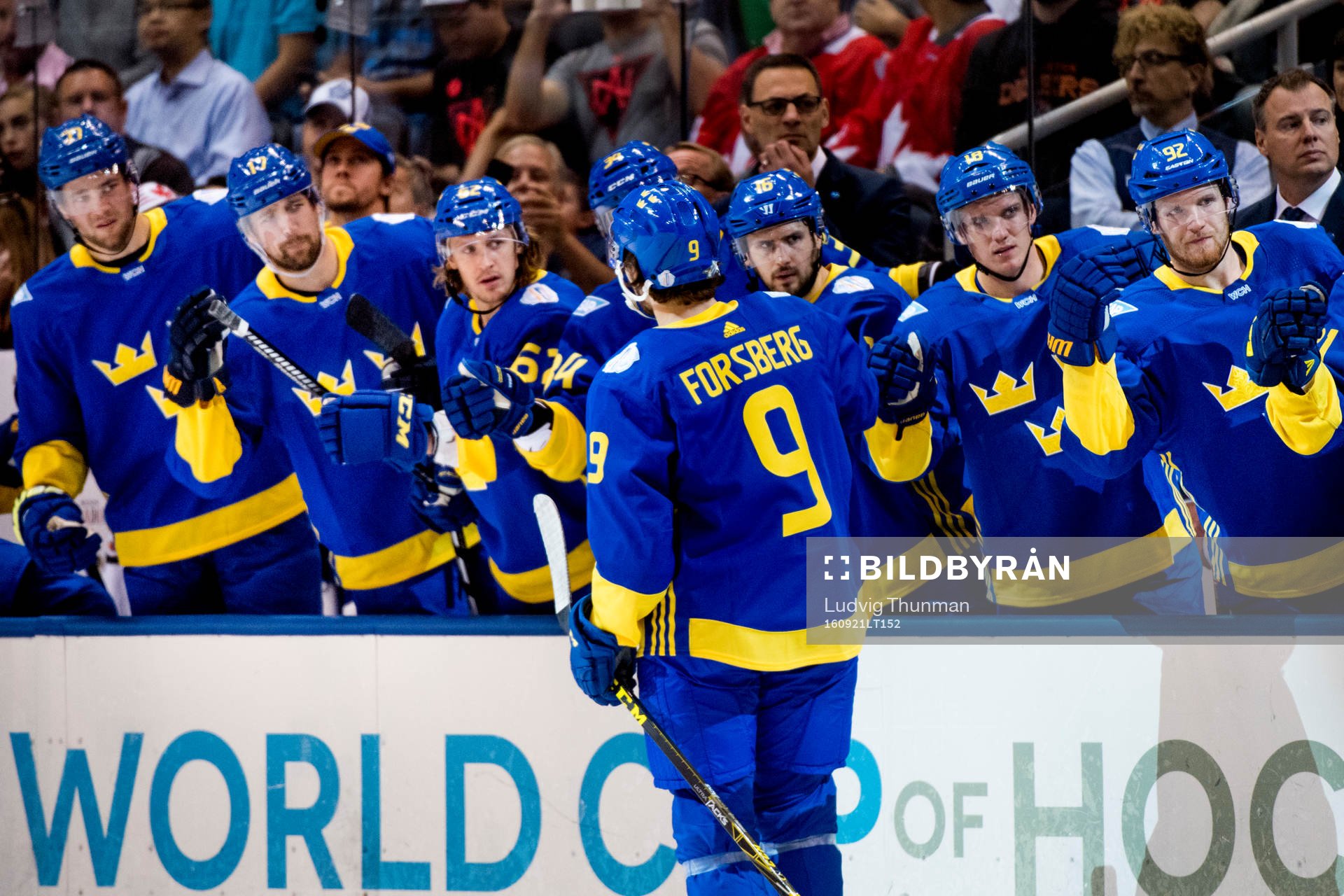 Sveriges Filip Forsberg jublar med bänken