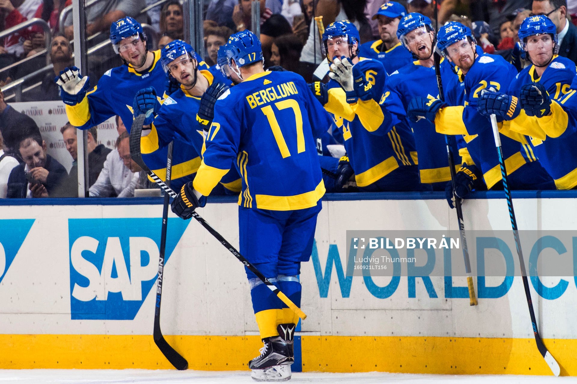 Sveriges Patrik Berglund jublar