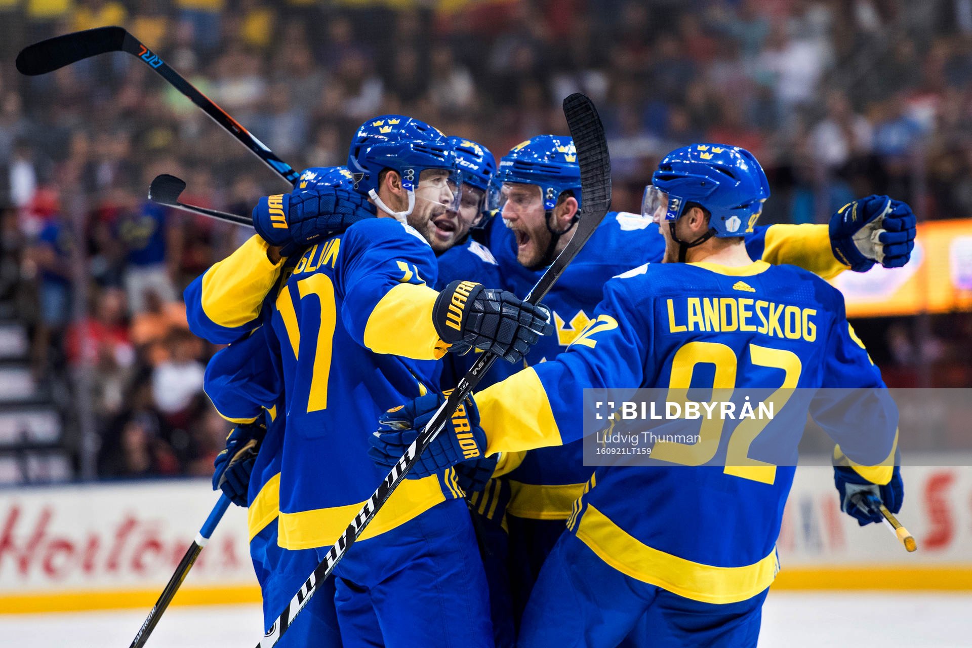 Sveriges Patrik Berglund jublar med lagkamraterna