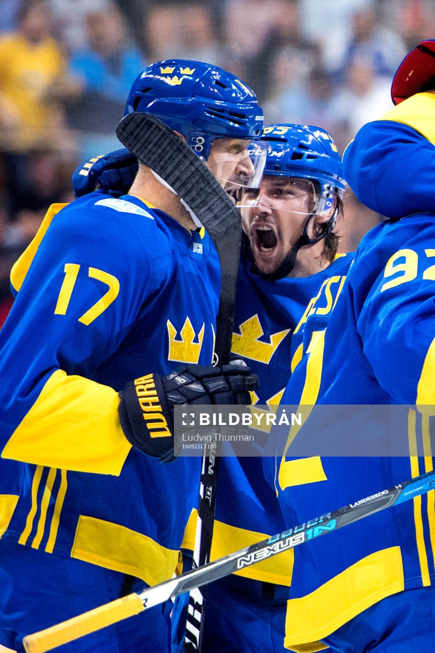 Sveriges Patrik Berglund jublar med Erik Karlsson