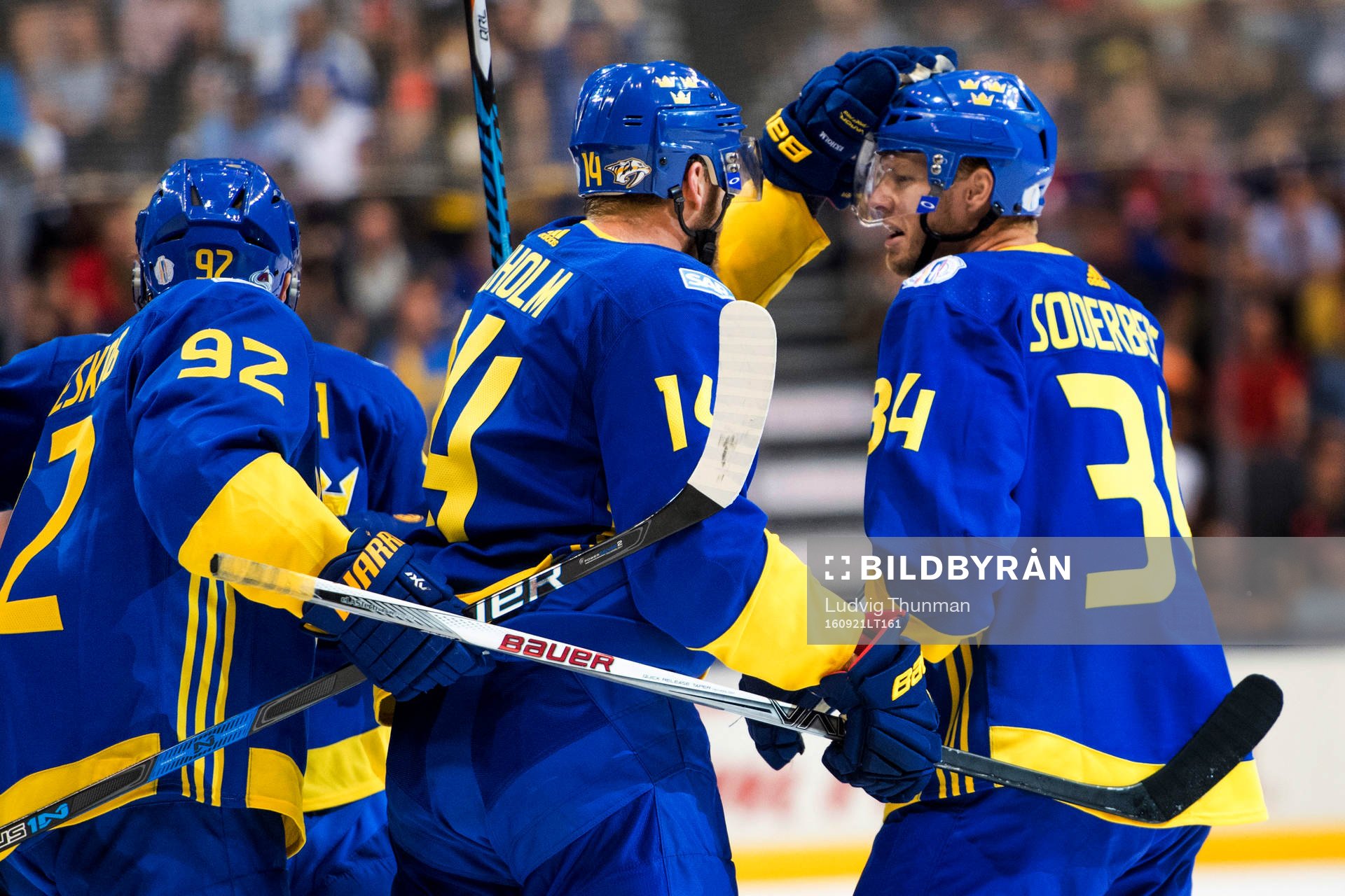 Sveriges Mattias Ekholm jublar med Carl Söderberg