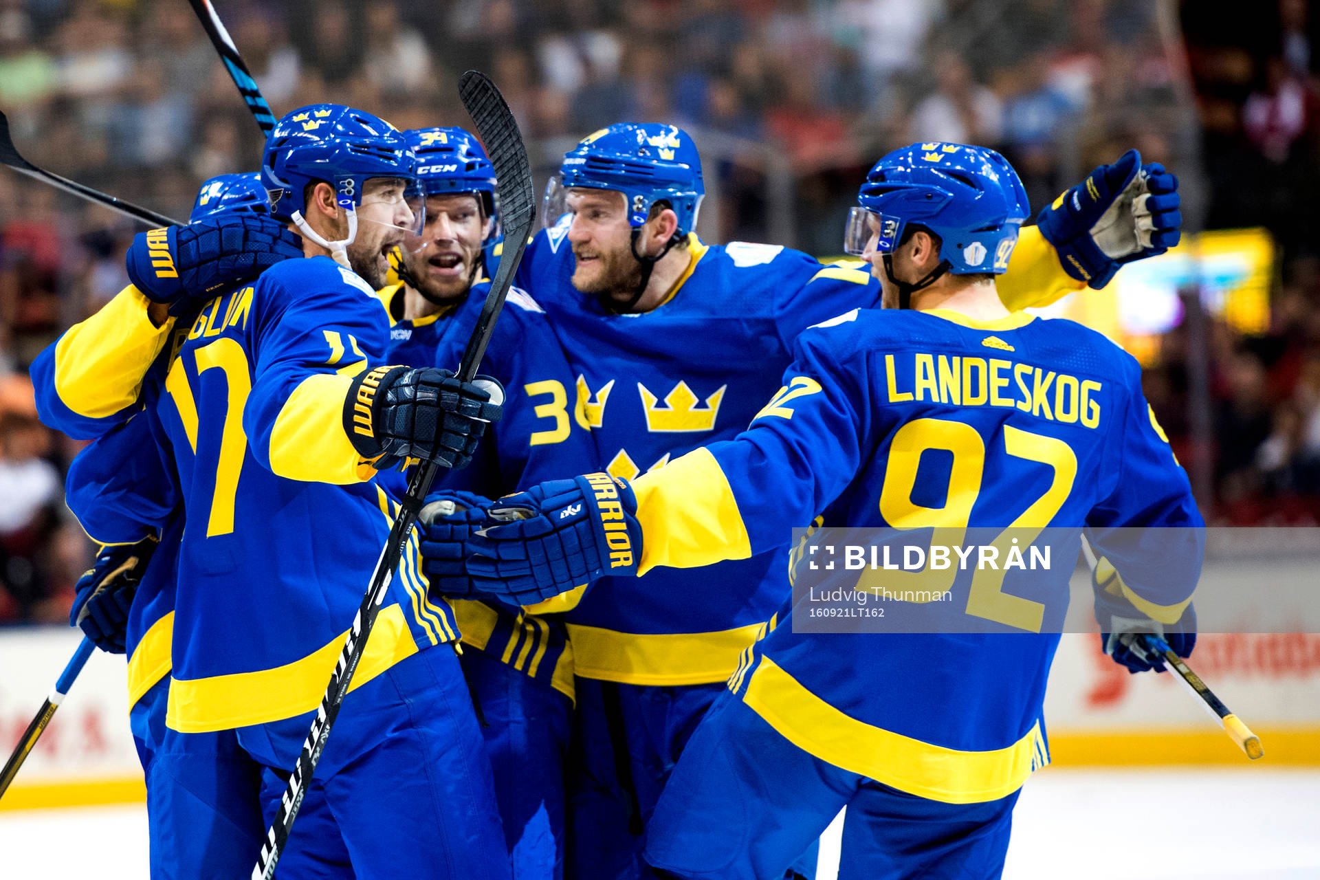Sveriges Patrik Berglund jublar med lagkamraterna
