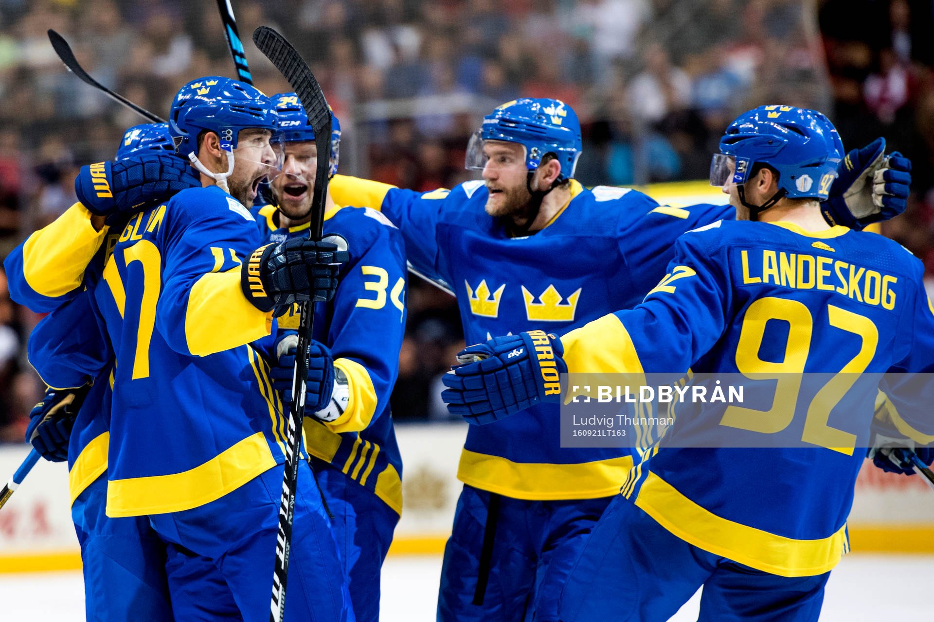 Sveriges Patrik Berglund jublar med lagkamraterna