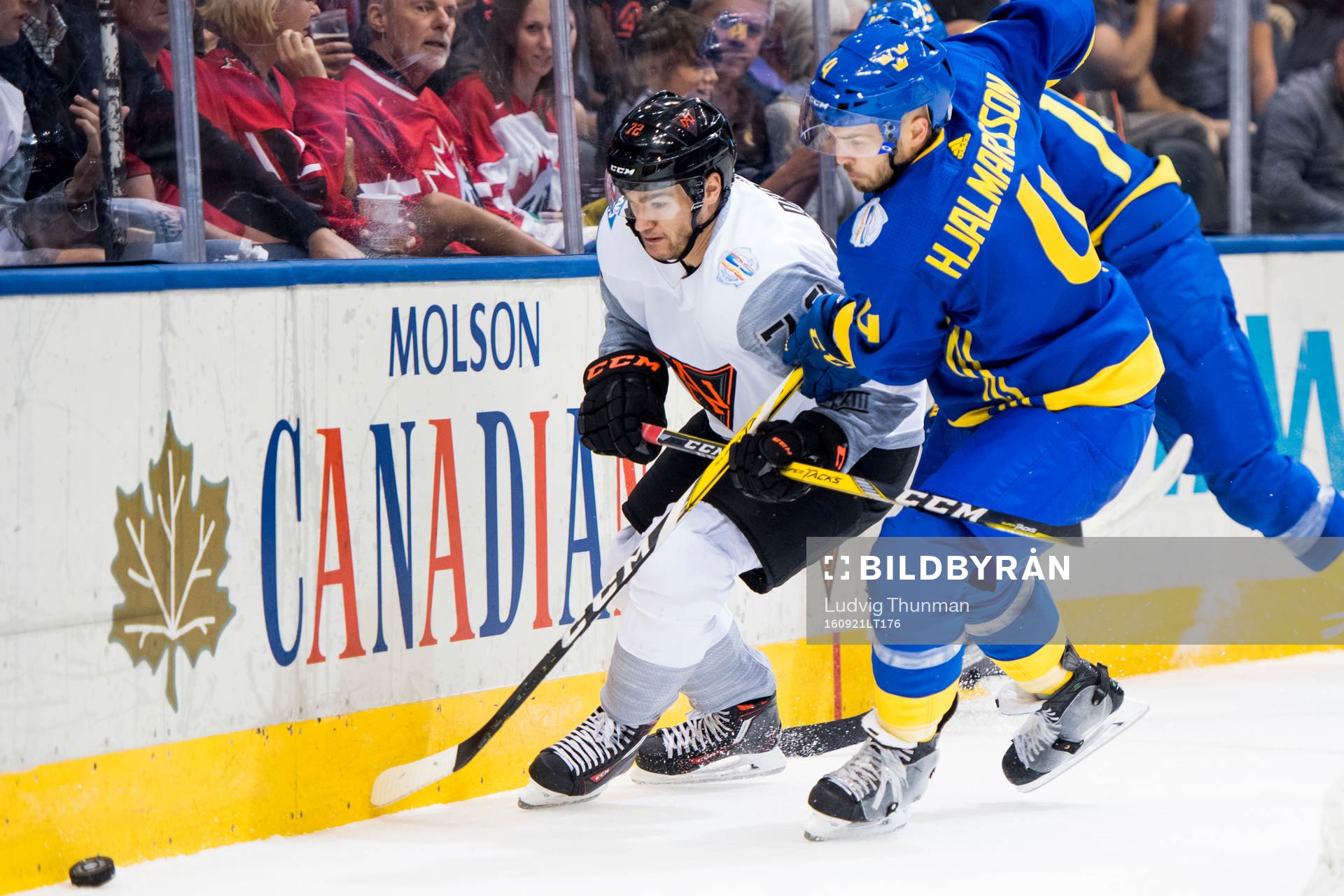 Nordamerikas Jonathan Drouin och Sveriges Niklas Hjalmarsson