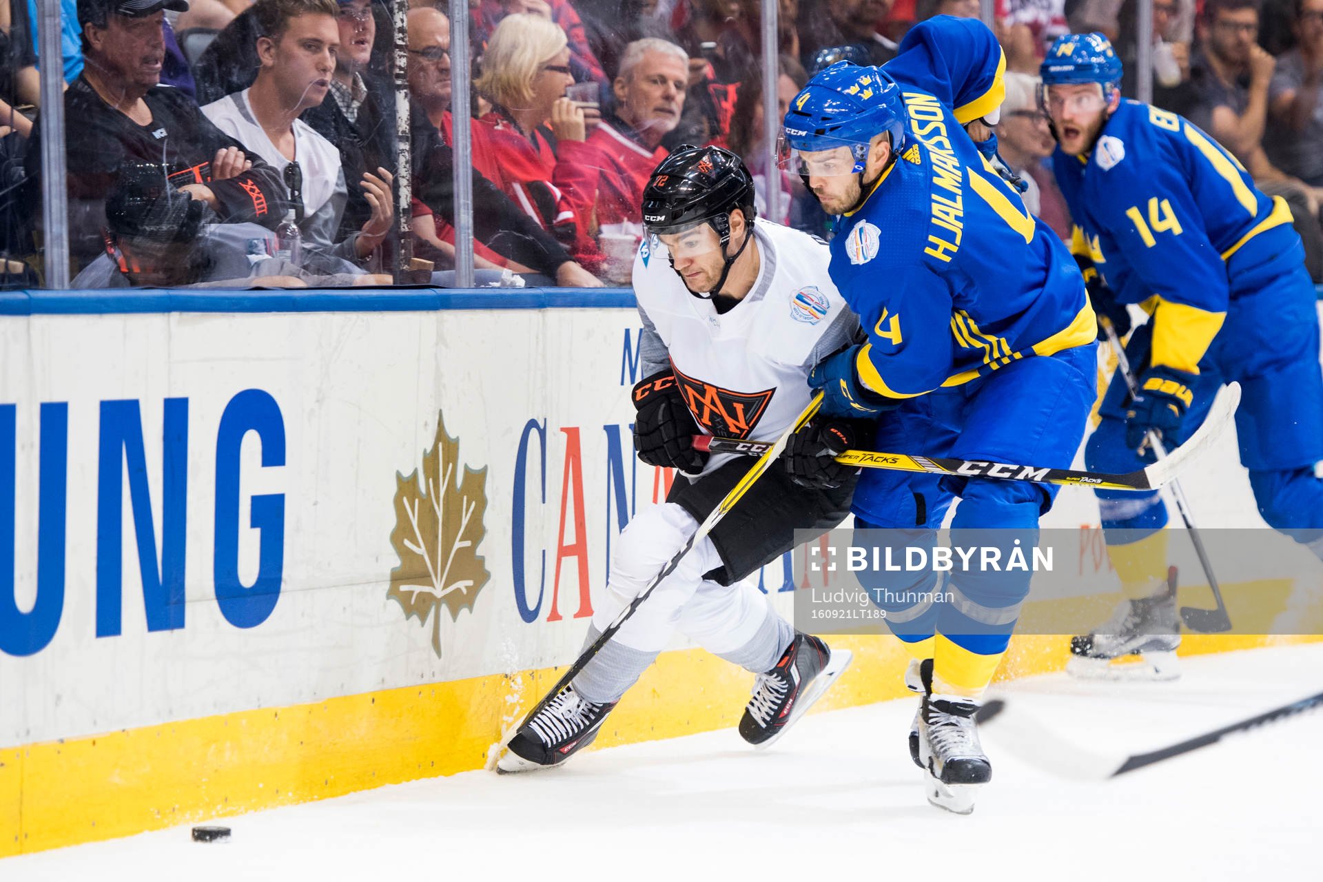 Nordamerikas Jonathan Drouin och Sveriges Niklas Hjalmarsson