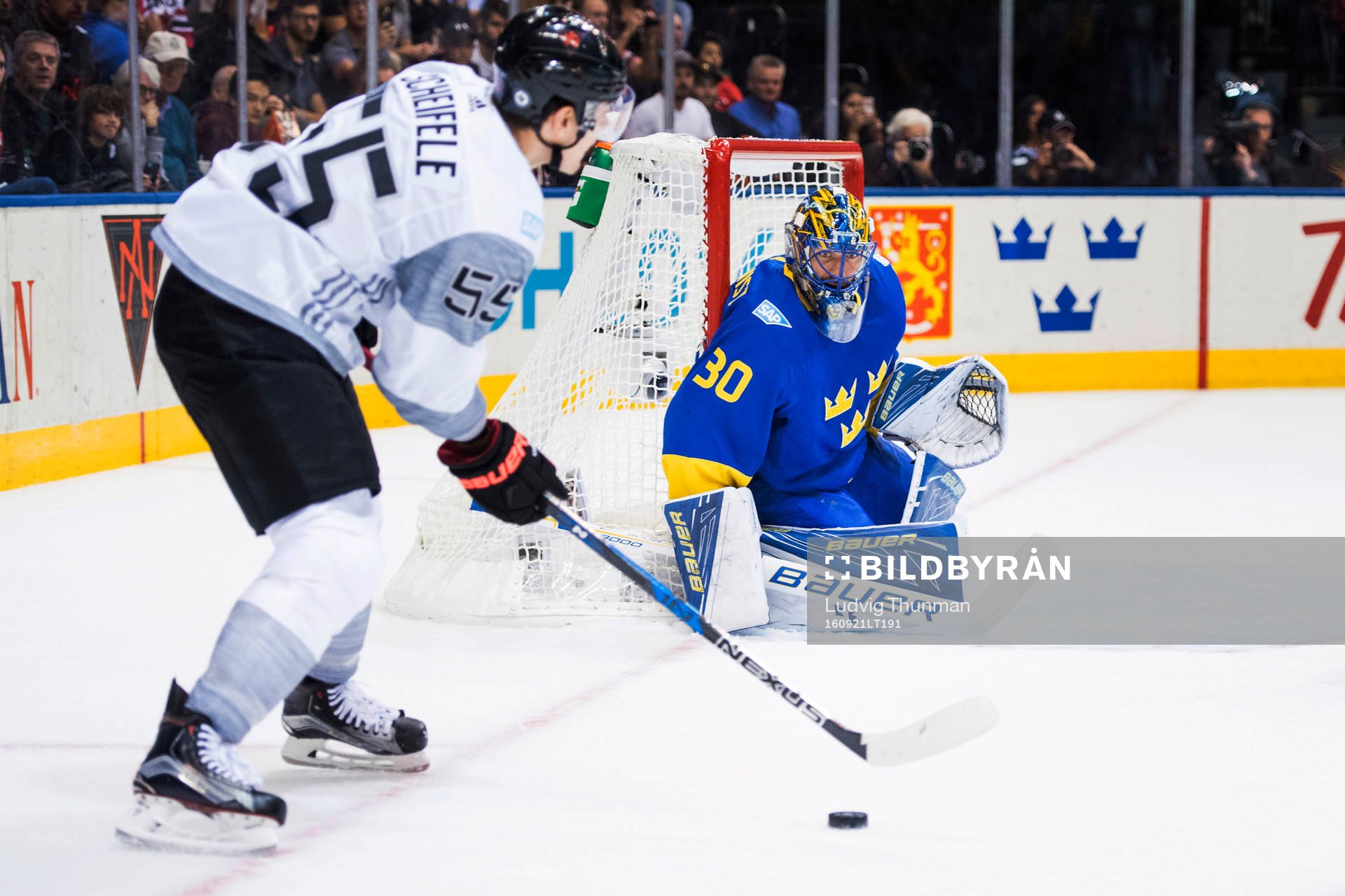 Sveriges målvakt Henrik Lundqvist bevakar Nordamerikas