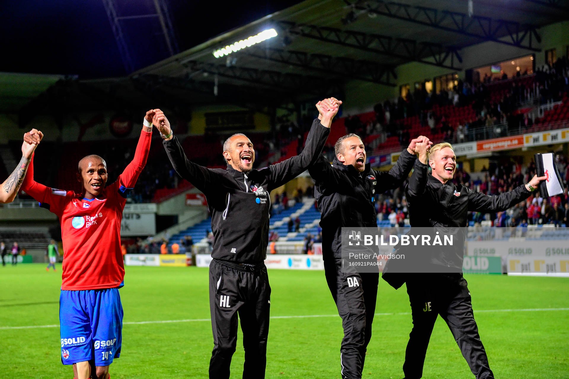 Helsingborgs manager Henrik Larsson jublar