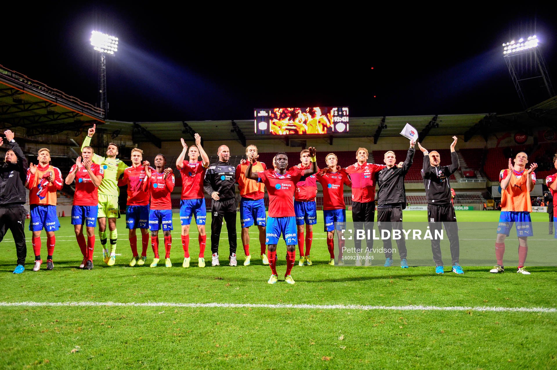 Helsingborgs spelare med Lalawélé Atakora i mitten jublar