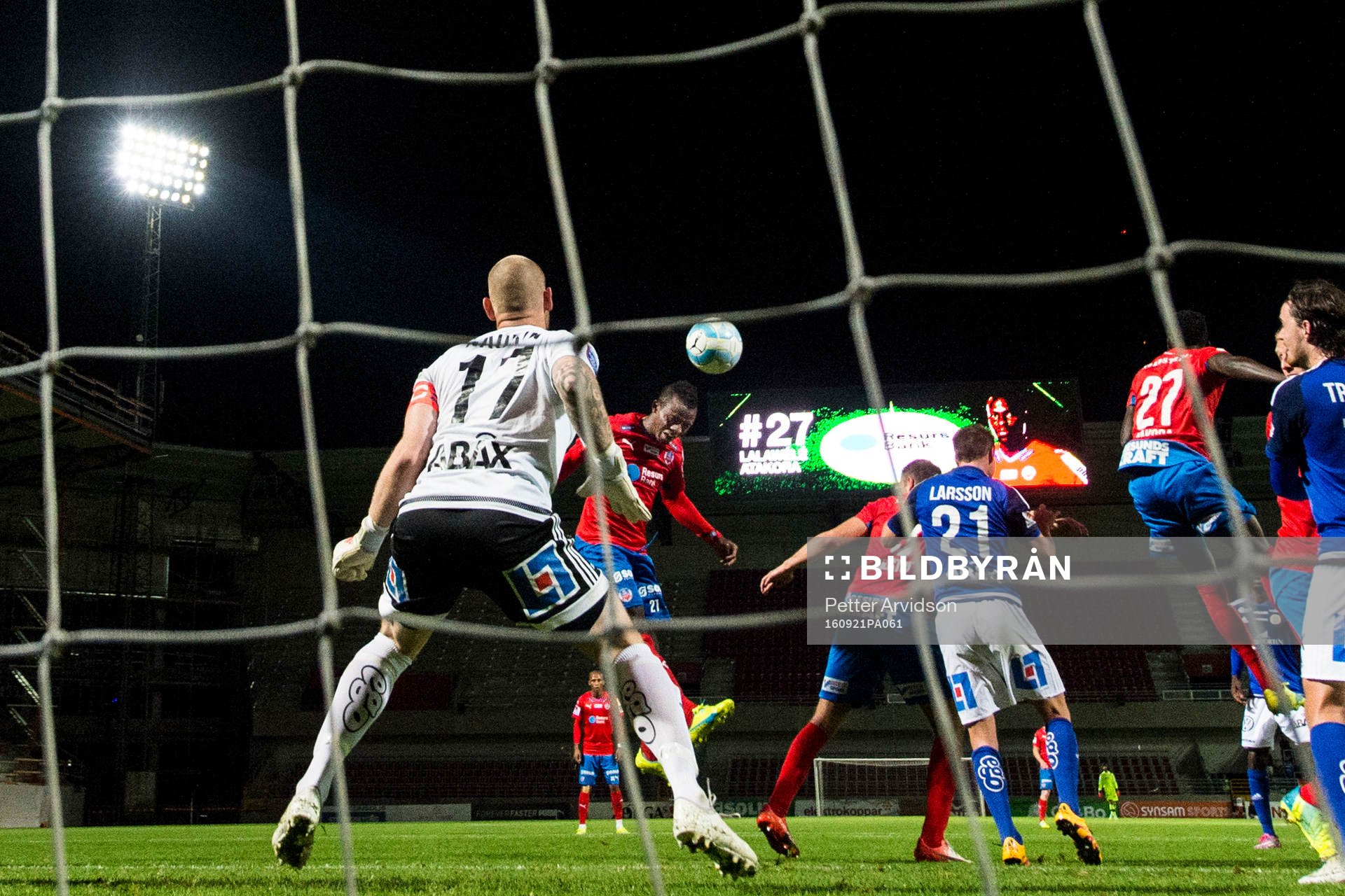 Helsingborgs Monday Samuel nickar in 1-1 målet bekom Sundsvalls målvakt Tommy Naurin under fotbollsmatchen i Allsvenskan mellan Helsingborg och GIF Sundsvall den 21 september 2016 i Helsingborg.