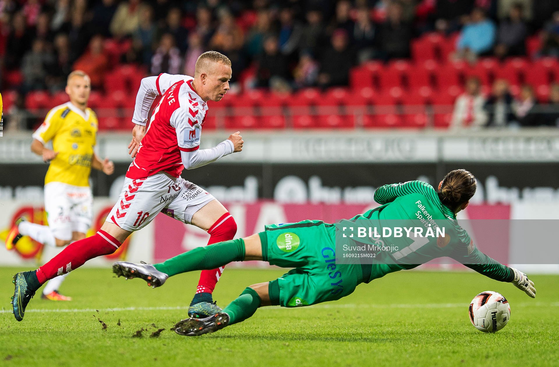 Kalmars Tobias Eriksson och Falkenbergs målvakt Otto