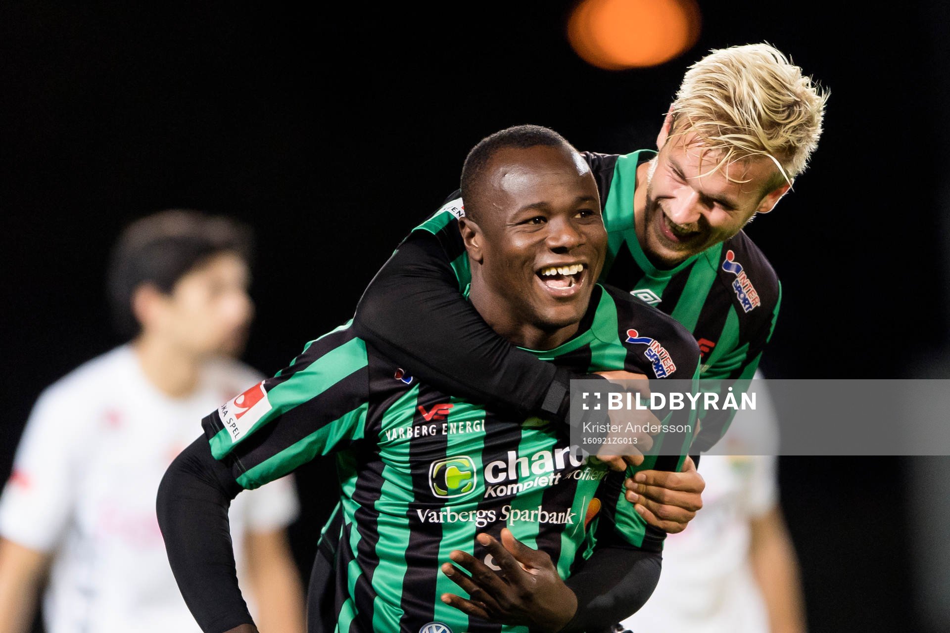 Varbergs Nsima Peter jublar efter 2-0 med Mats Andre Kaland på ryggen under fotbollsmatchen i Superettan mellan Varberg och Dalkurd den 21 september 2016 i Varberg.