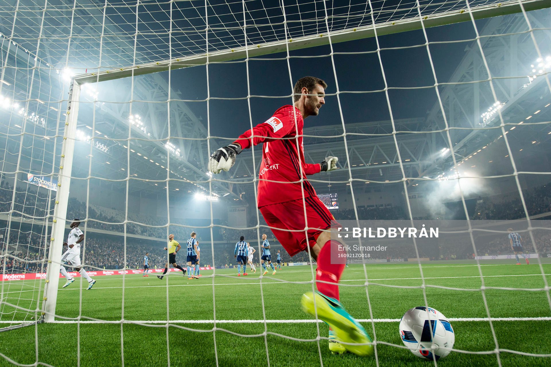 Djurgårdens målvakt Andreas Isaksson deppar