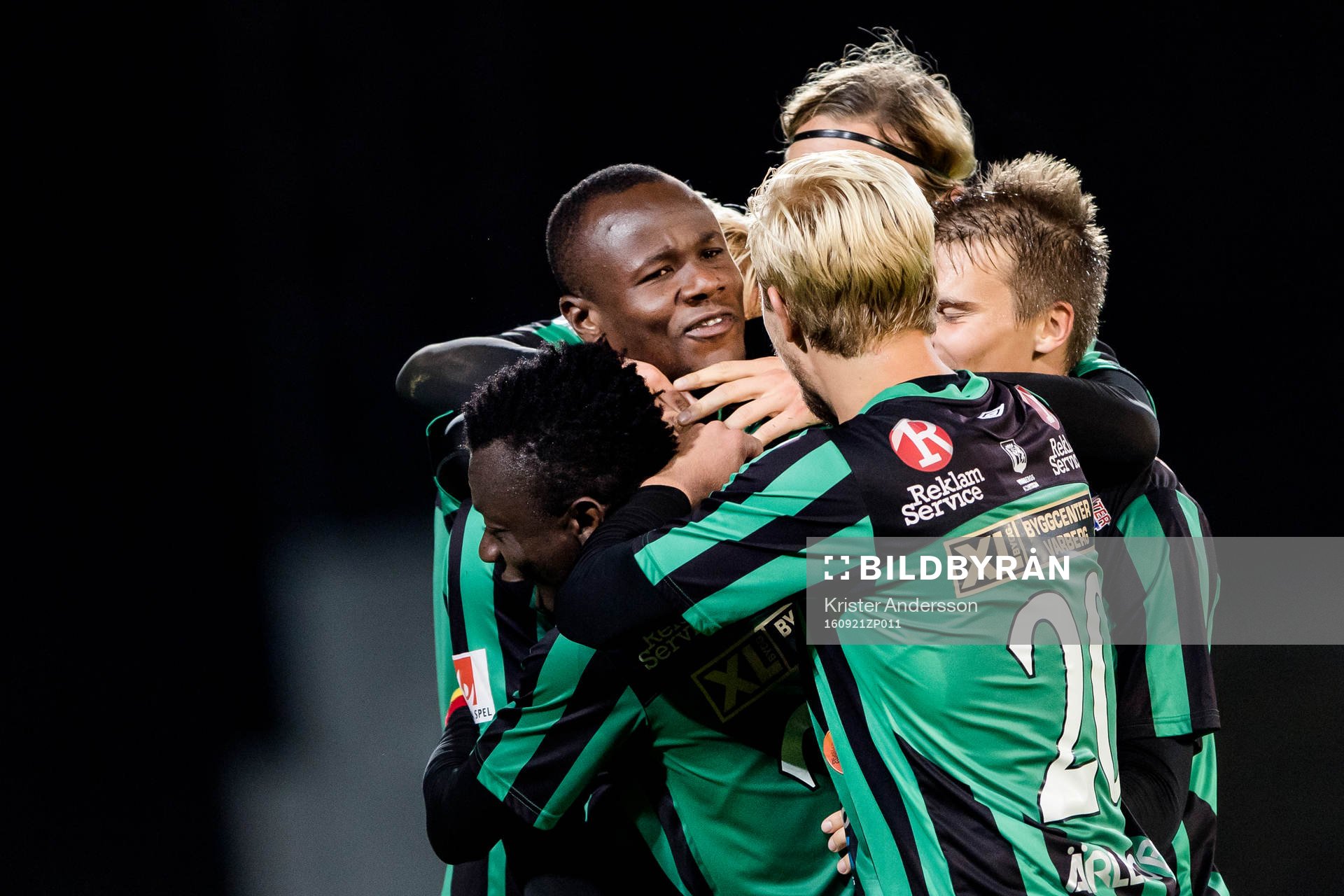 Varbergs Nsima Peter jublar efter 2-0 och blir omfamnad av lagkamraterna under fotbollsmatchen i Superettan mellan Varberg och Dalkurd den 21 september 2016 i Varberg.