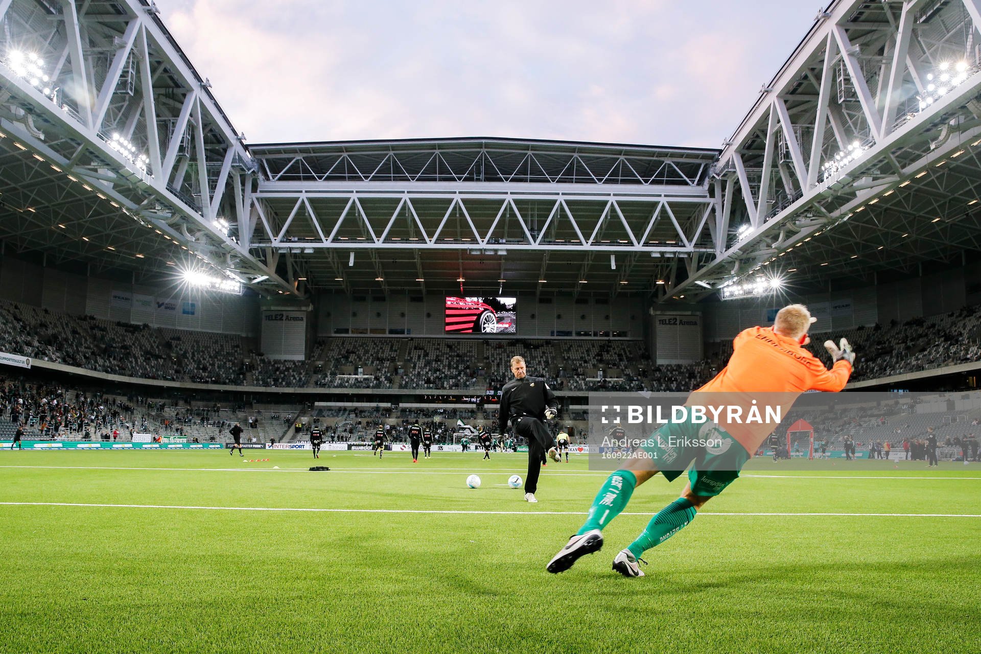 Häckens målvakt Christoffer Källqvist värmer upp före