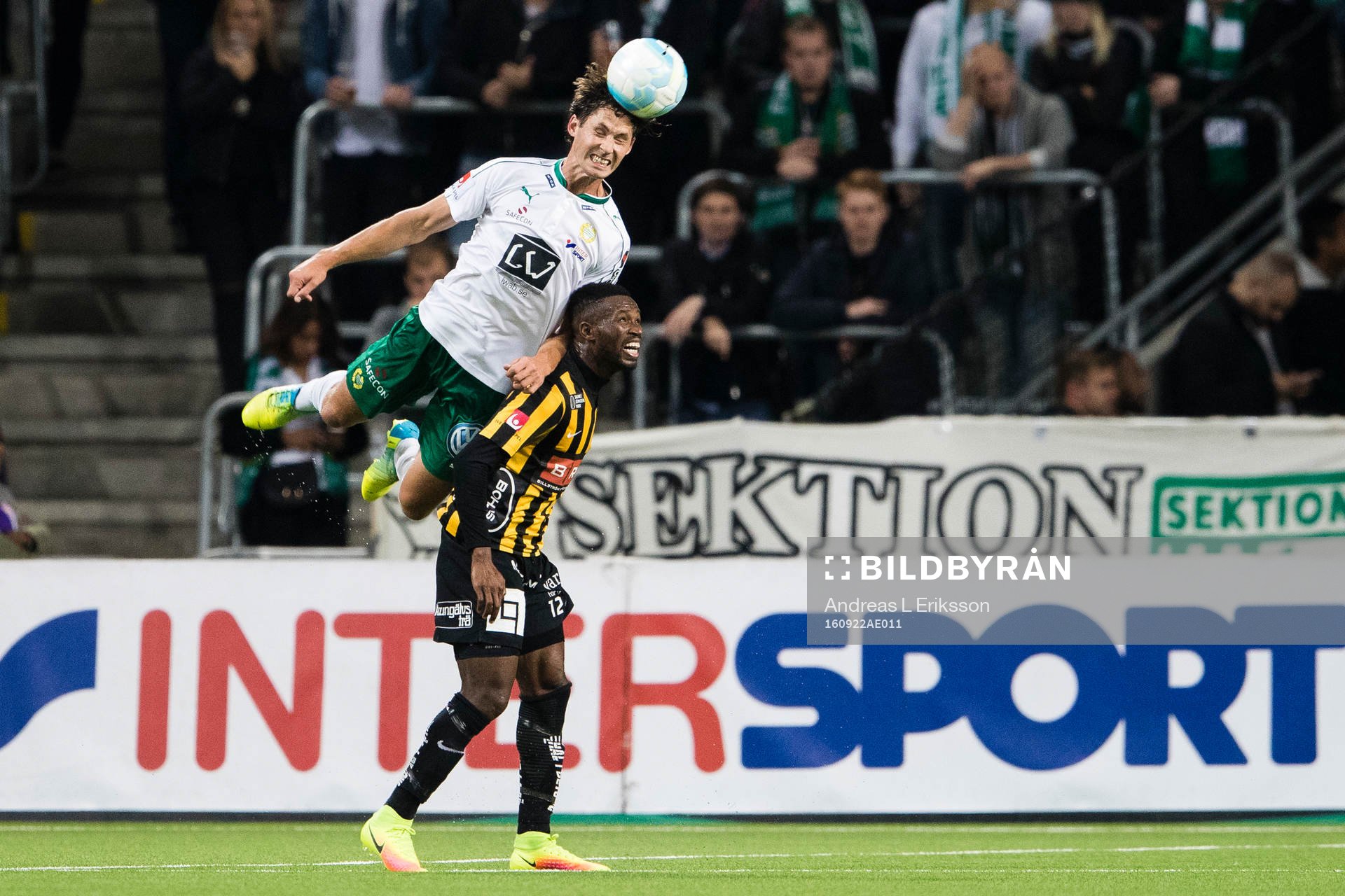 Hammarbys Philip Haglund i en nickduell med Häckens