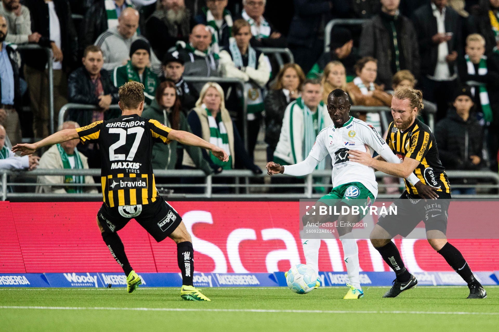 Häckens Joel Andersson och Emil Wahlström i kamp om bollen med Hammarbys Pa Amat Dibba (m) under fotbollsmatchen i Allsvenskan mellan Hammarby och Häcken den 22 september 2016 i Stockholm.